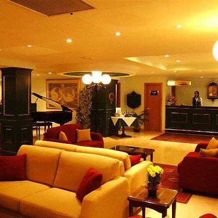The Crown Hotel バギバ エクステリア 写真
