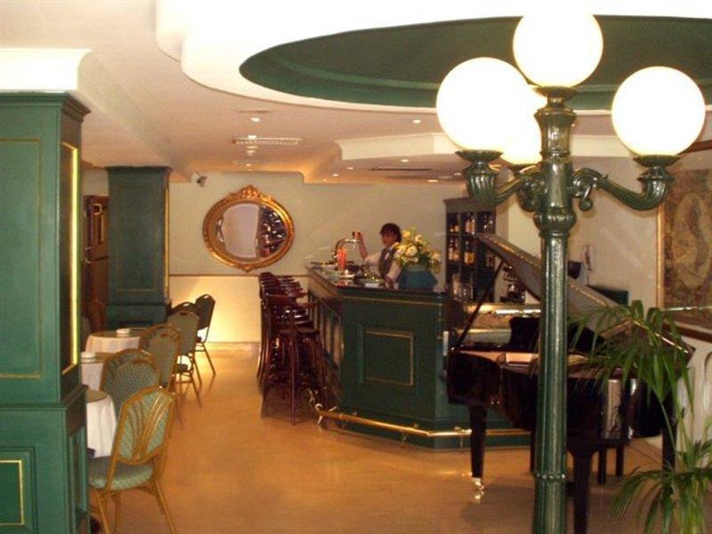 The Crown Hotel バギバ エクステリア 写真