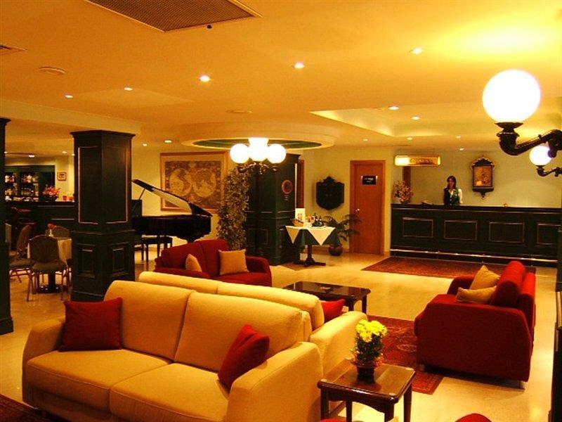 The Crown Hotel バギバ エクステリア 写真
